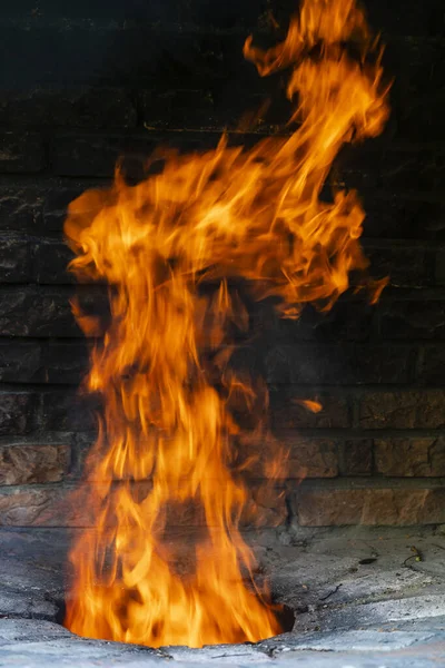 Μεγάλη Φωτιά Μια Πόρτα Του Σπιτιού Στο Εξοχικό Κλείστε Καυσόξυλα — Φωτογραφία Αρχείου