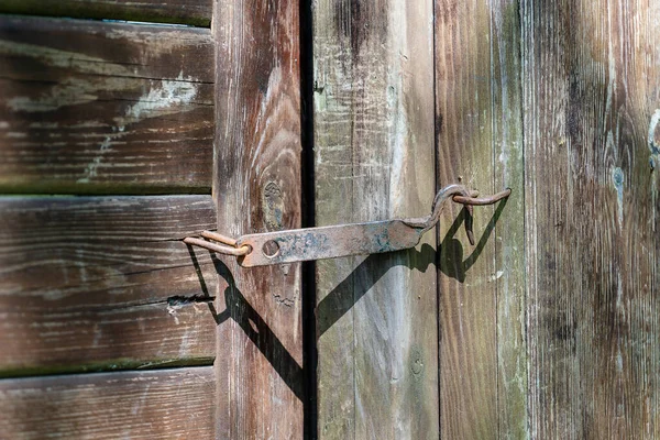 Деревянный Забор Закрытой Дверью Калитки Ржавом Старом Крючке Заднем Дворе — стоковое фото