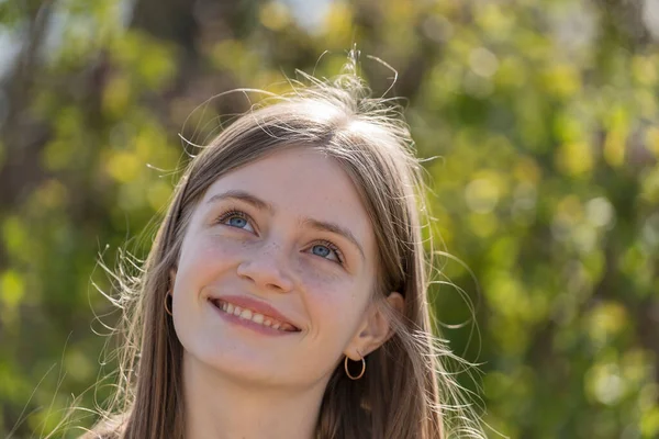 Doğanın Arka Planında Rüya Gören Güzel Bir Genç Kızın Portresi — Stok fotoğraf