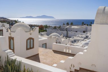 Güneşli bir günde, Kızıl Deniz kıyısındaki beyaz duvar binaları tatil köyü Sharm El Sheikh, Mısır mimari konsepti.