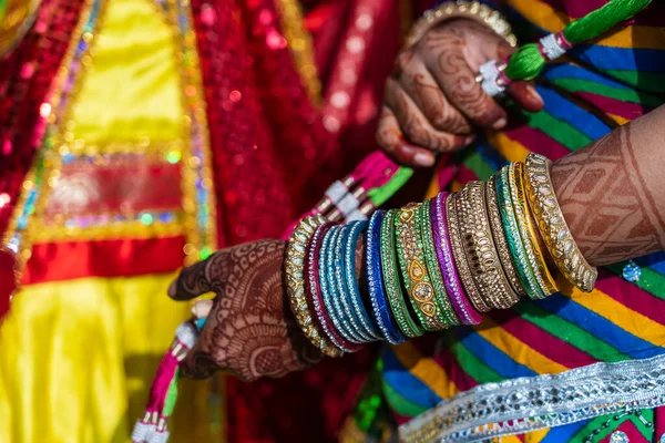 Ręka Indianki Kolorowych Bransoletkach Złotą Indyjską Bransoletką Zamknij Się — Zdjęcie stockowe