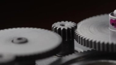 Vitesler mekanik bir cihazda dönüyor. Makine metal dişlileri soyut bir şekilde dönüyor. Çarklı tekerlek mekanizması, kapat, makro