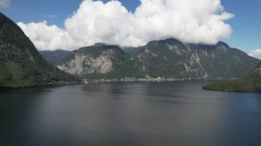 Hallsttter 'ın havadan görünüşü ya da Hallstatt Gölü ve büyük dağlar Avusturya' daki Hallstatt köyünün yanında, seyahat ve doğa konsepti