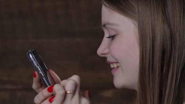 Happy Zrelaksowany Młoda Dziewczyna Trzyma Smartfon Patrząc Ekran Telefonu Komórkowego — Wideo stockowe