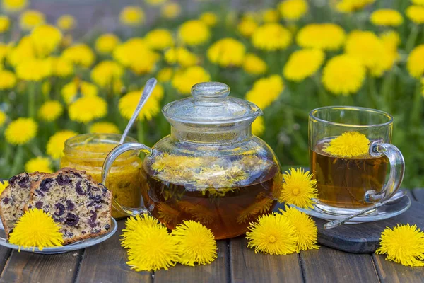 Sağlıklı Karahindiba Çiçeği Çayı Ahşap Masada Cam Çaydanlıkta Tatlı Reçel — Stok fotoğraf