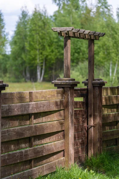 Holzerner Gartenzaun Mit Geschlossener Tür Und Grünem Gras Einem Frühlingstag — Stockfoto