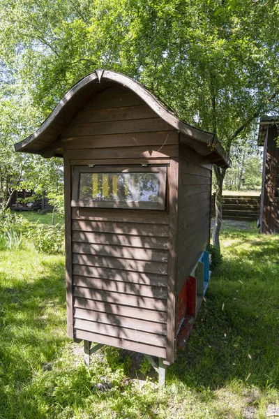 春の庭の木製の巣箱のセットを閉じます 大きな木製の蜂の家 — ストック写真
