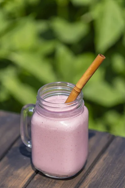 阳光明媚的夏日 新鲜冰凉的草莓软糖放在木制桌子上的杯子里 关门了 让夏季水果饮料焕然一新 健康饮食的概念 — 图库照片