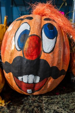 Mutlu Ukraynalı adam suratı, boyalı balkabağına, yakın çekim. Ukrayna