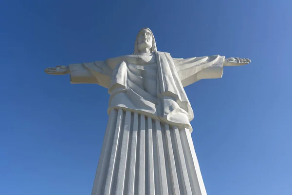 耶稣的雕像高12米 是里约热内卢一座类似雕像的复制品 乌克兰西部的特鲁斯卡威特市 基督耶稣的大雕像 伸出双臂在蓝天上 — 图库照片