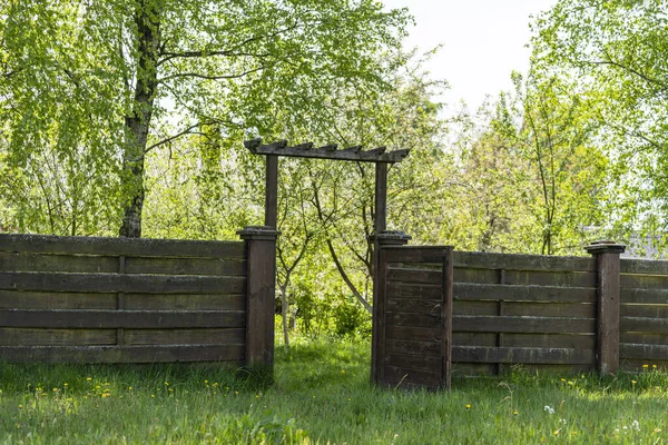 Holzerner Gartenzaun Mit Offener Tür Und Grünem Gras Einem Frühlingstag — Stockfoto