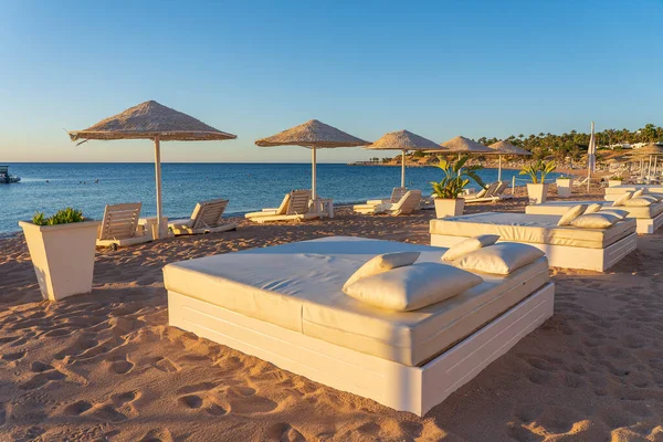 Strandbanken Ligstoelen Parasols Het Zandstrand Naast Het Zeewater Morgens Badplaats — Stockfoto