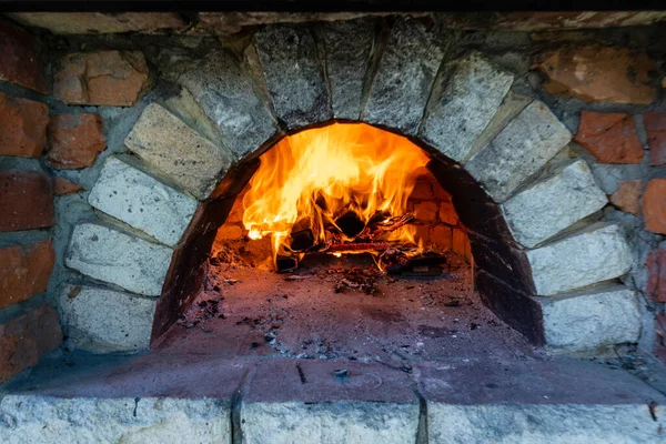 Tégla Sütő Főzéshez Lángoló Tűz Kemencében Közelről — Stock Fotó