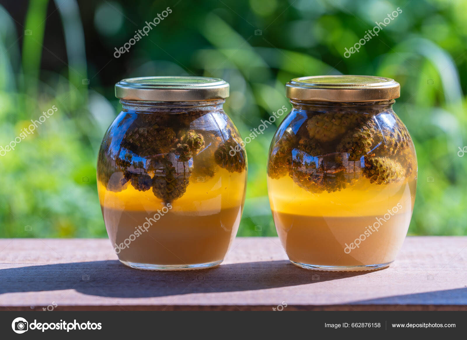 Две Банки Свежего Меда Сосновыми Шишками Деревянном Столе Крупным.