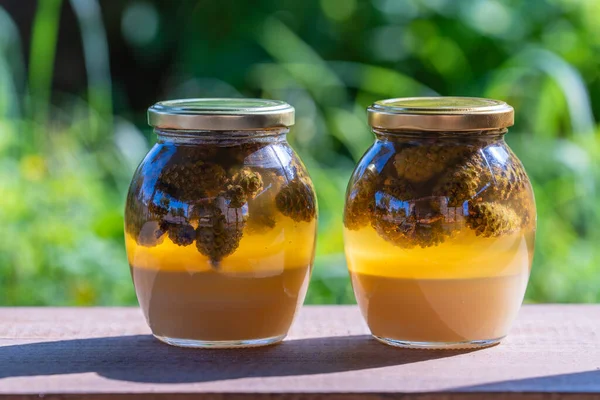 Zwei Gläser Mit Frischem Honig Mit Tannenzapfen Auf Einem Holztisch — Stockfoto