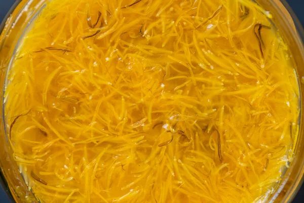 タンポポの花の熟した黄色の花弁からガラス瓶ジャムで甘いジャム オレンジ レモンと砂糖 トップビュー 閉じる タンポポの有名な薬用植物 — ストック写真