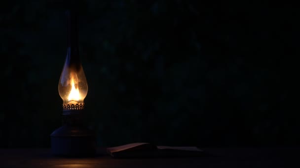 Stara Antyczna Lampa Naftowa Otwartą Książką Drewnianym Stole Zbliżenie Przestrzeń — Wideo stockowe