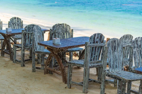 海の水の横にある空のビーチカフェで木製のテーブルと椅子を閉じます タイの島 Koh Phangan — ストック写真