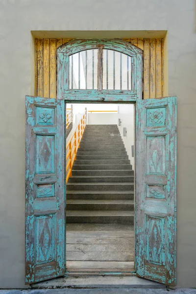 Alte Offene Holztür Und Stufen Auf Der Tropischen Insel Koh — Stockfoto