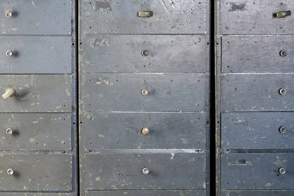 Oude Planken Een Werkplaats Met Metalen Kisten Voor Het Opbergen — Stockfoto
