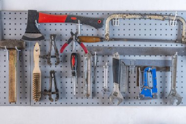 Çelik duvara asılı iş araçları atölyede arka plan olarak, kapat