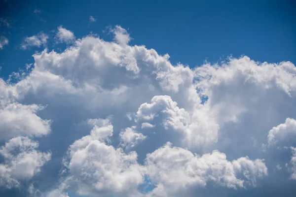 Luz Natural Nubes Blancas Flotando Cielo Azul Día Soleado —  Fotos de Stock