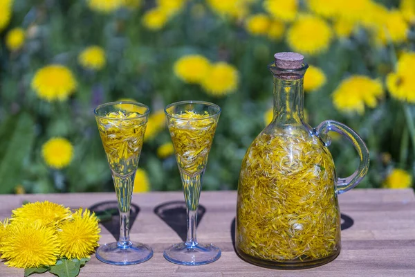 Bardakta Yapımı Karahindiba Çiçeği Tentürü Yaz Bahçesindeki Ahşap Bir Masada — Stok fotoğraf