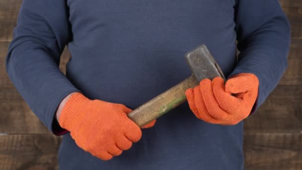 Man Worker Hand Holding Old Hammer Beating Hand Close Concept — ストック動画