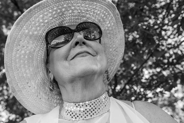 幸せな高齢者の女性の肖像画65 70歳の藁帽子の自然を背景に 閉じます 黒と白 — ストック写真