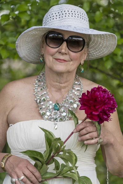 Retrato Uma Mulher Idosa Feliz Anos Idade Chapéu Palha Branco — Fotografia de Stock