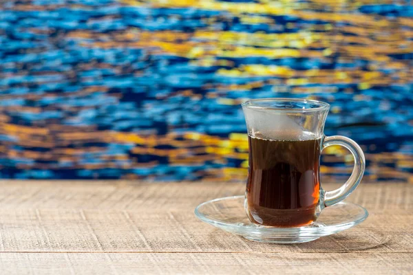 Caneca Vidro Chá Preto Quente Mesa Madeira Com Água Mar — Fotografia de Stock