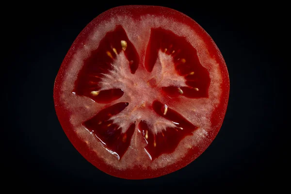 Fatia Tomate Vermelho Sobre Fundo Preto Vista Superior Close Macro — Fotografia de Stock