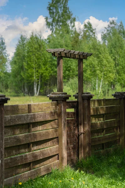Dřevěný Zahradní Plot Zavřenými Dveřmi Zelenou Trávou Jarním Dni Dvorku — Stock fotografie