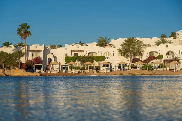 Budovy Lehátka Slunečníky Odrážejí Klidné Mořské Vodě Pláži Letovisku Sharm — Stock fotografie