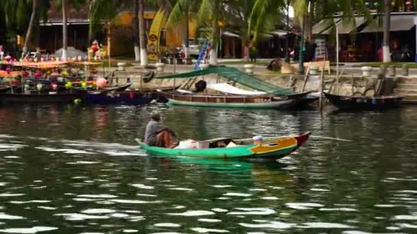 ホイアン ベトナム 2020年6月29日 ホイアンの旧市街 ベトナムのウォーターフロントに沿って川の水に木製のボートのビュー — ストック動画