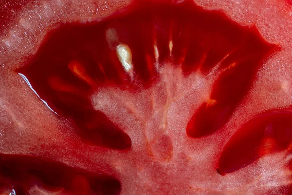 背景に赤いトマトのスライス トップビュー 閉じる マクロ — ストック写真
