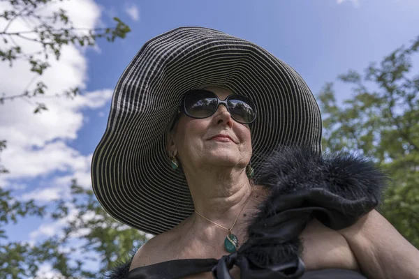 Doğanın Arka Planında Hasır Şapkalı Yaşlarında Mutlu Yaşlı Bir Kadının — Stok fotoğraf