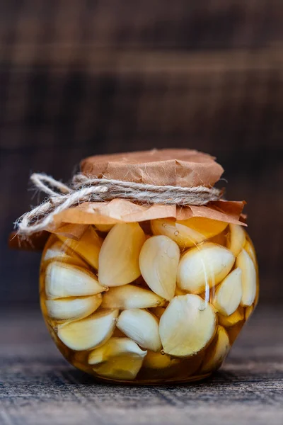 Κομμένες Σκελίδες Σκόρδου Μέλι Γυάλινο Βάζο Κοντά Μέλι Εγχυμένο Σκόρδο — Φωτογραφία Αρχείου