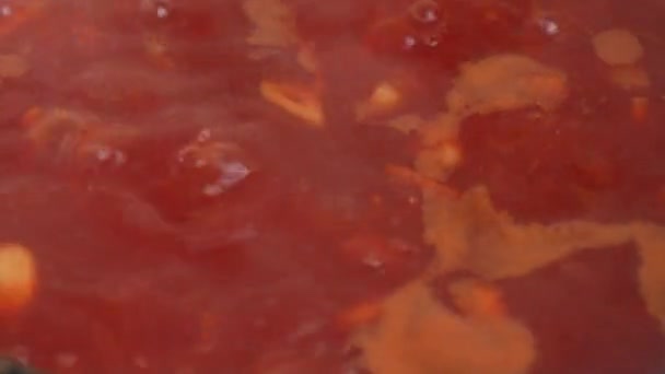 烧热可口多汁的红烧肉 用平底锅盛甜菜汤 烹调食品配方和传统的乌克兰菜系 家庭健康食品 鲜红甜菜汤 锅中煮沸 — 图库视频影像