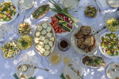 Masadaki Ukraynalı yemeklerle dolu masa yemek için. Bir sürü hazır yemek ve yiyecek olan masa, açık havada, kapatın.