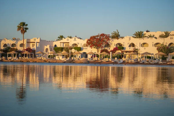 Edificios Tumbonas Sombrillas Reflejan Tranquilo Agua Mar Playa Ciudad Turística —  Fotos de Stock