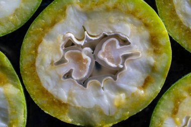 Yeşil genç cevizler ikiye bölünmüş, doku veya arkaplan, makro, üst manzara, kapat