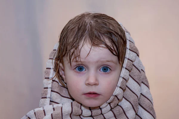 Piękna Dziewczynka Ręczniku Głowie Patrząc Kamerę Zbliżenie — Zdjęcie stockowe