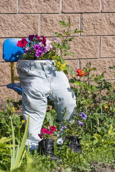 Bahar Bahçesinde Çiçek Saksısı Olarak Kot Pantolon Botlar Yaklaşın Bahçe — Stok fotoğraf