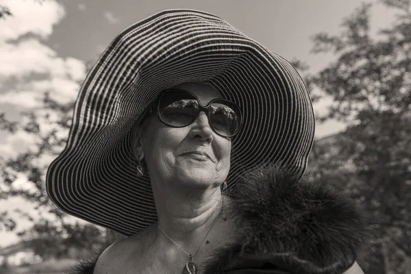 Портрет Счастливой Пожилой Женщины Лет Соломенной Шляпе Фоне Природы Крупным — стоковое фото