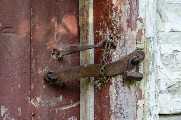 Sehr Rostiges Vorhängeschloss Das Eine Holztür Schließt Ganz Der Nähe — Stockfoto