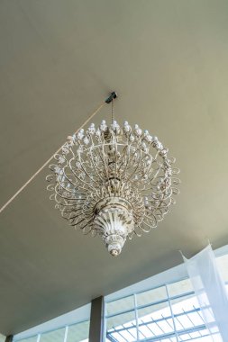 Metal beyaz avize retro ve vintage tarzda tavanda iple, yakın çekim