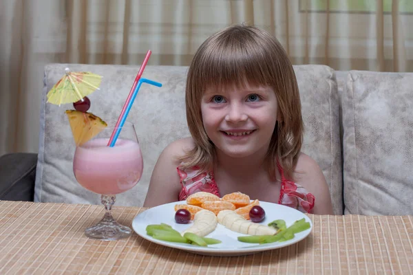 Mała Szczęśliwa Dziewczynka Jedząca Sałatkę Owocową Truskawkowego Shake Bliska Zdrowa — Zdjęcie stockowe