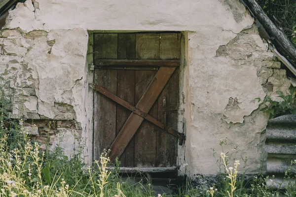 Staré Dřevěné Dveře Zavřené Kovovým Zámkem Rustikálním Sklepě Zblízka — Stock fotografie