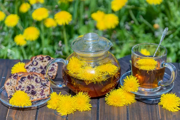 Healthy Dandelion Flower Tea Glass Teapot Wooden Table Spring Garden — Stock Photo, Image